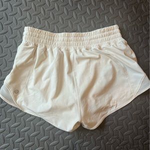 Brand new Lululemon Hotty Hot High rise lined short 2.5” size 4, color Bone!